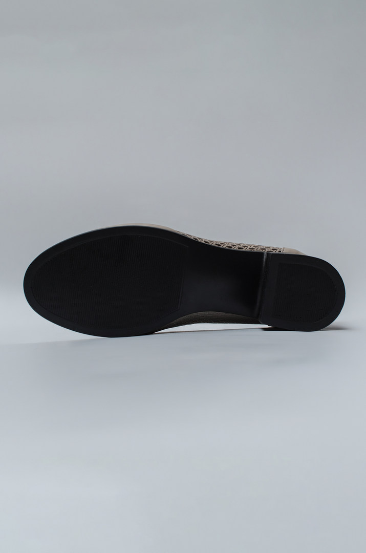 Туфли на каблуках из натуральной кожи с перфорацией больших размеров