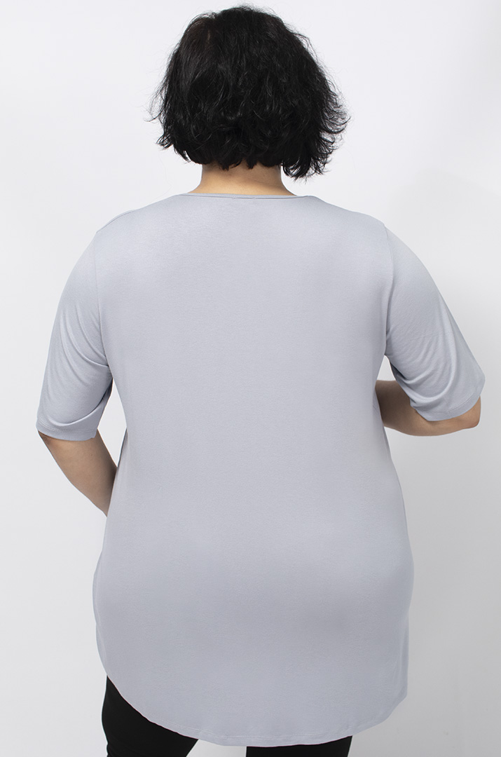 Трикотажная туника с принтом в белом и сером цветах супер батал