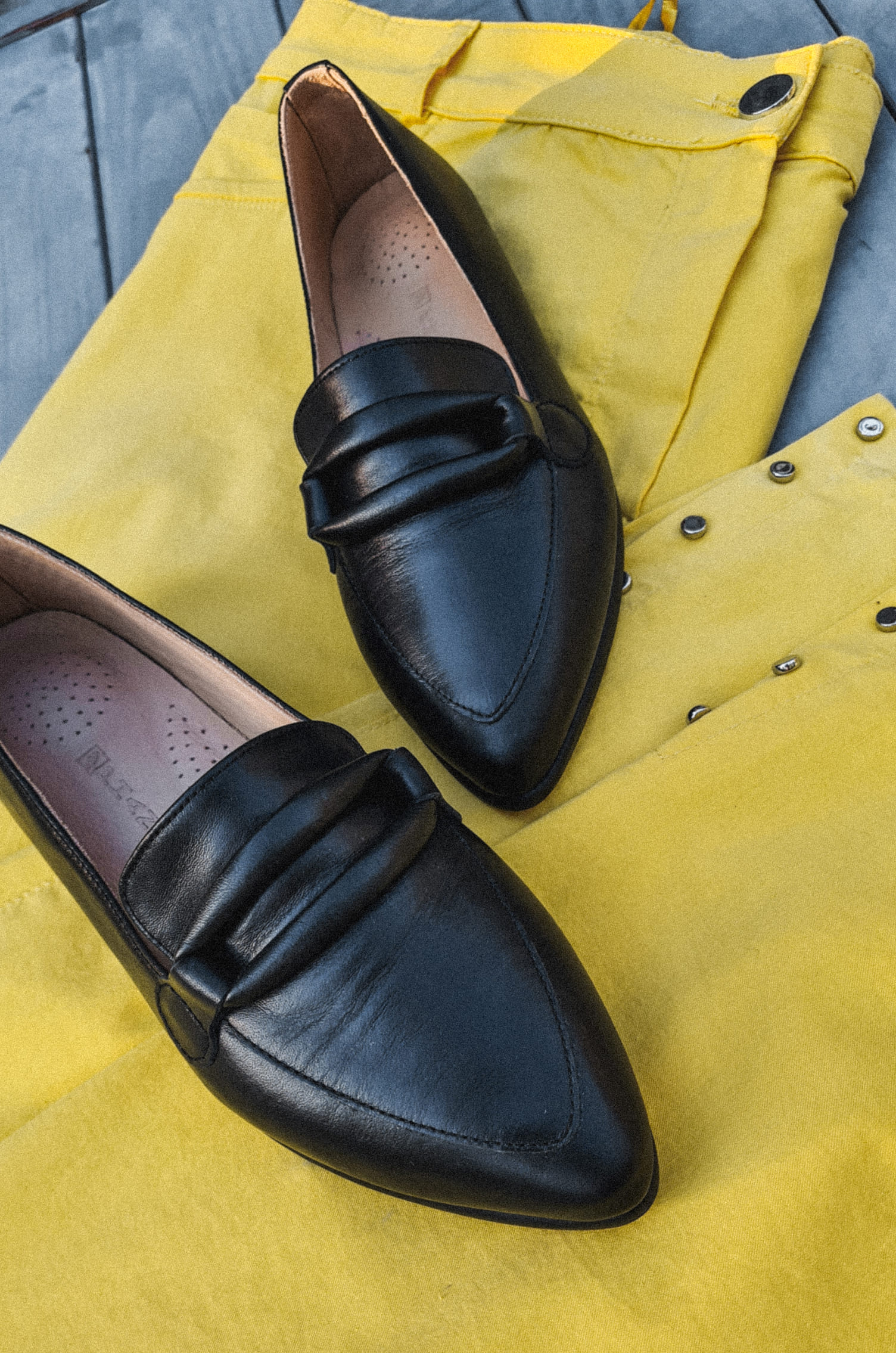 Лофери чорні натуральна шкіра з лаконічною прикрасою великих розмірів