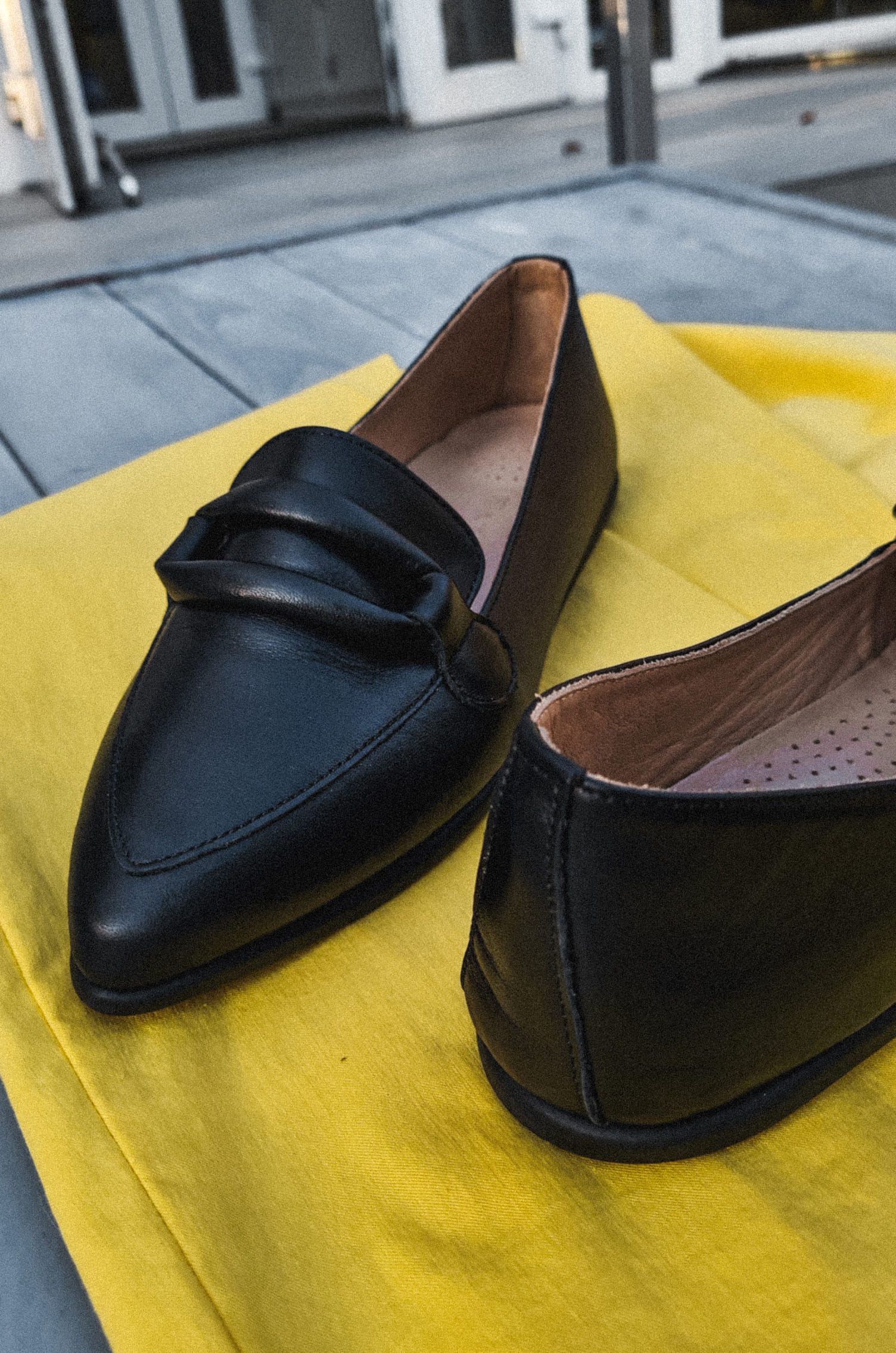 Лофери чорні натуральна шкіра з лаконічною прикрасою великих розмірів