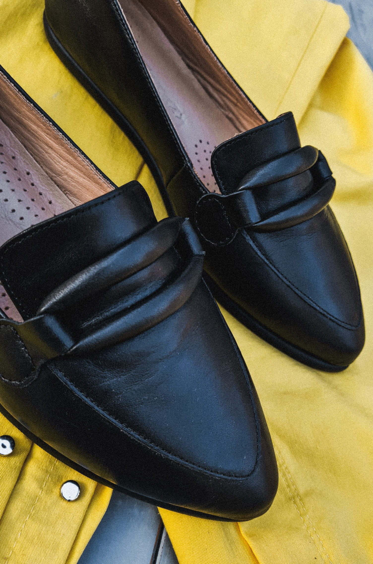 Лофери чорні натуральна шкіра з лаконічною прикрасою великих розмірів