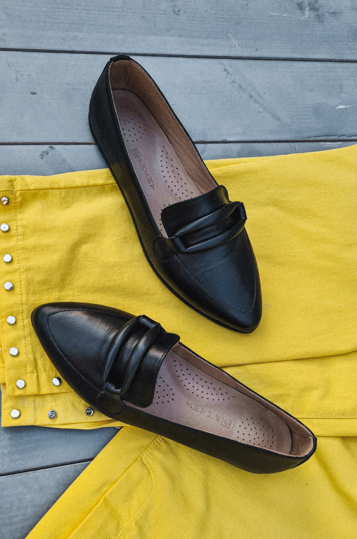 Лофери чорні натуральна шкіра з лаконічною прикрасою великих розмірів