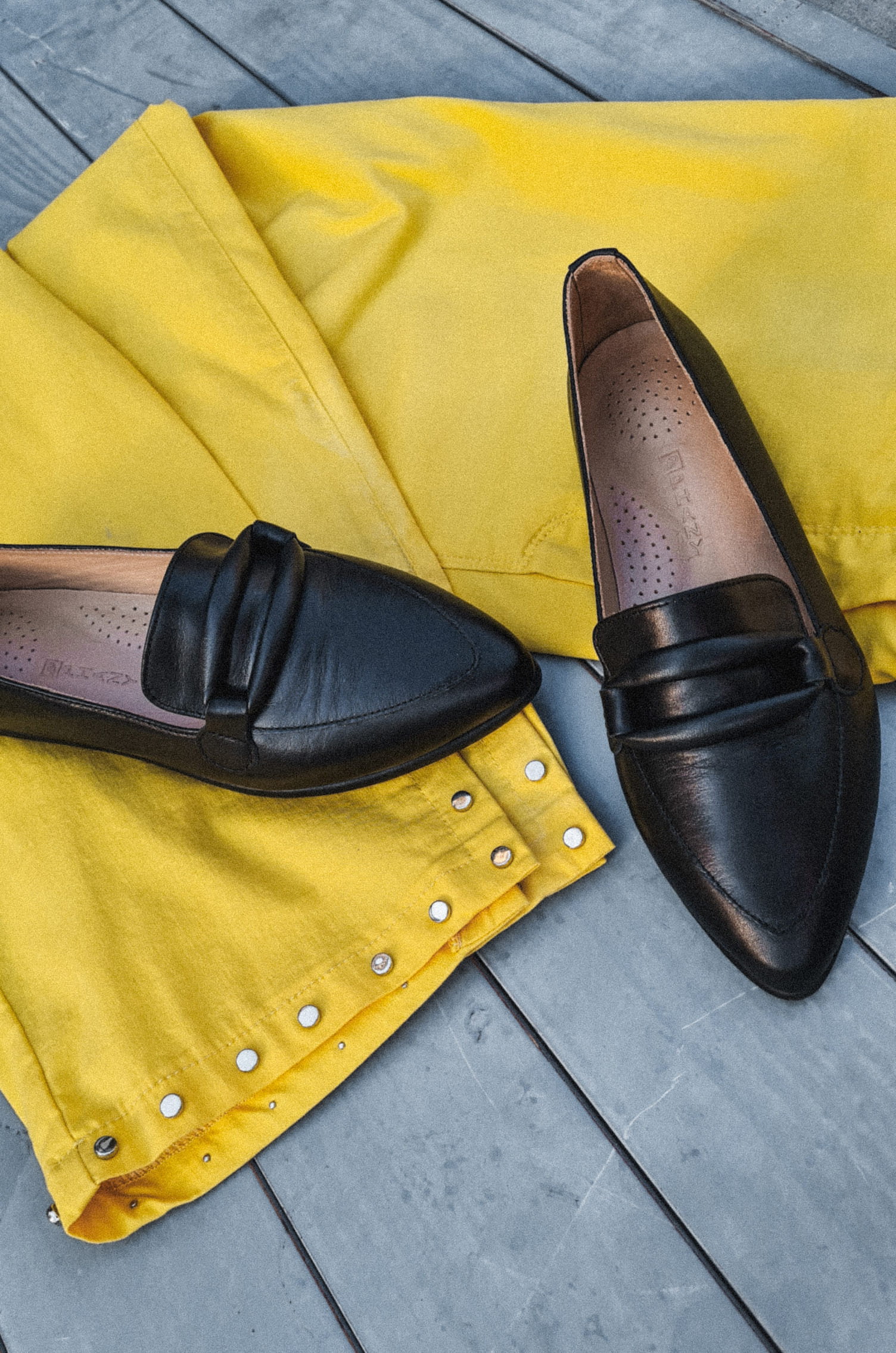 Лофери чорні натуральна шкіра з лаконічною прикрасою великих розмірів