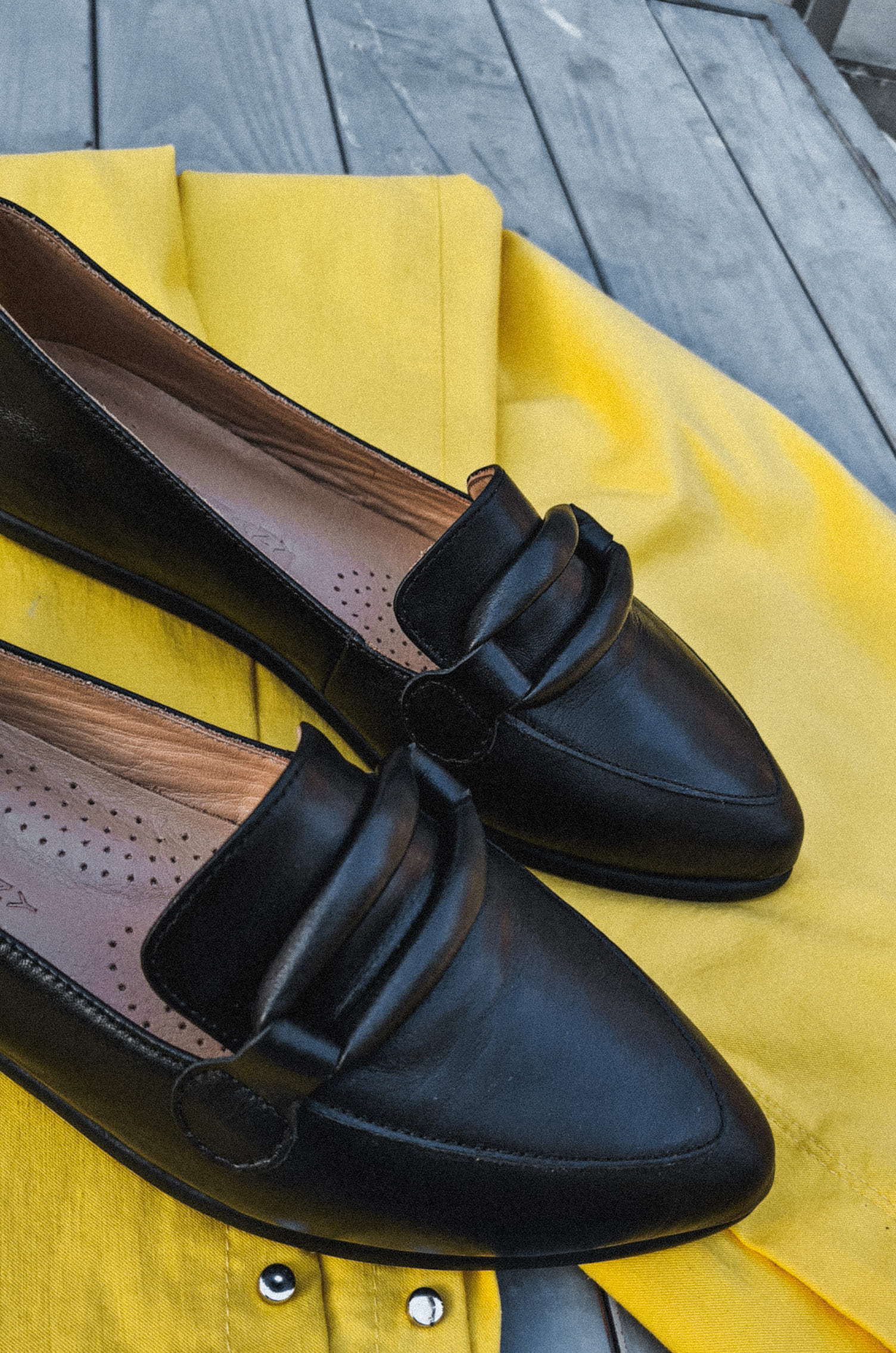 Лофери чорні натуральна шкіра з лаконічною прикрасою великих розмірів