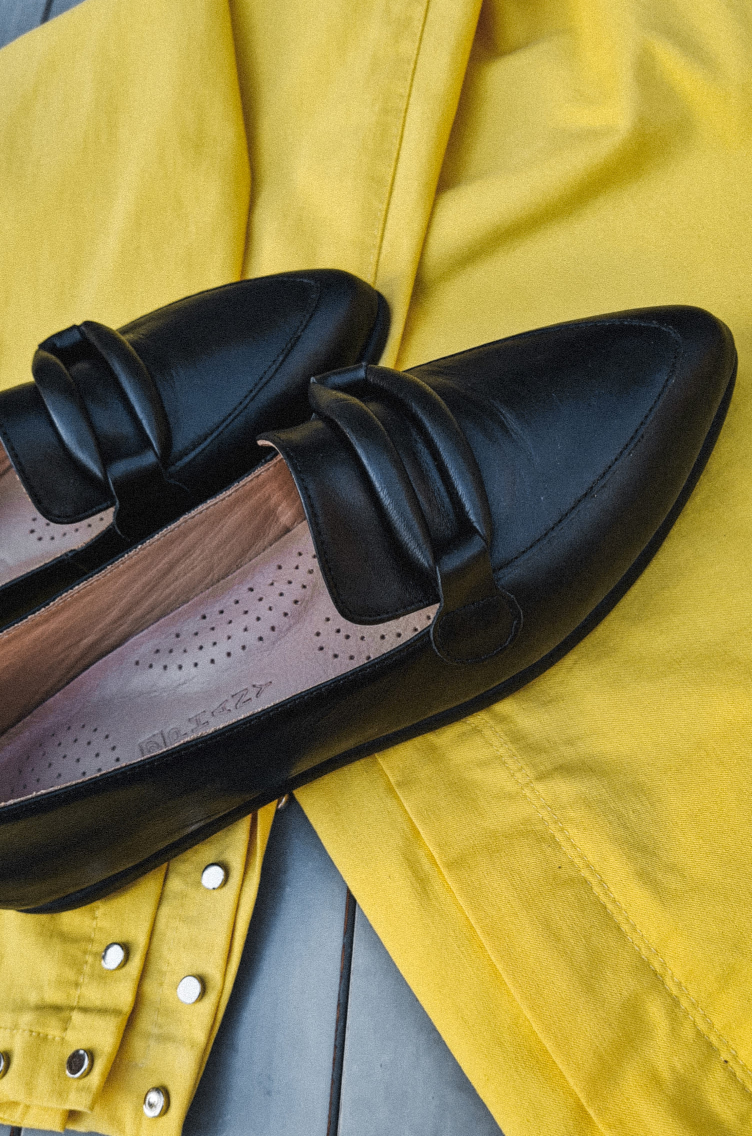 Лофери чорні натуральна шкіра з лаконічною прикрасою великих розмірів