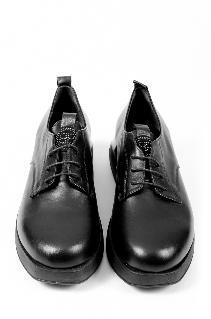 Туфлі шкіряні чорні на шнурках з декором із стразів великих розмірів