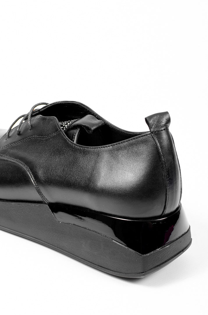 Туфлі шкіряні чорні на шнурках з декором із стразів великих розмірів