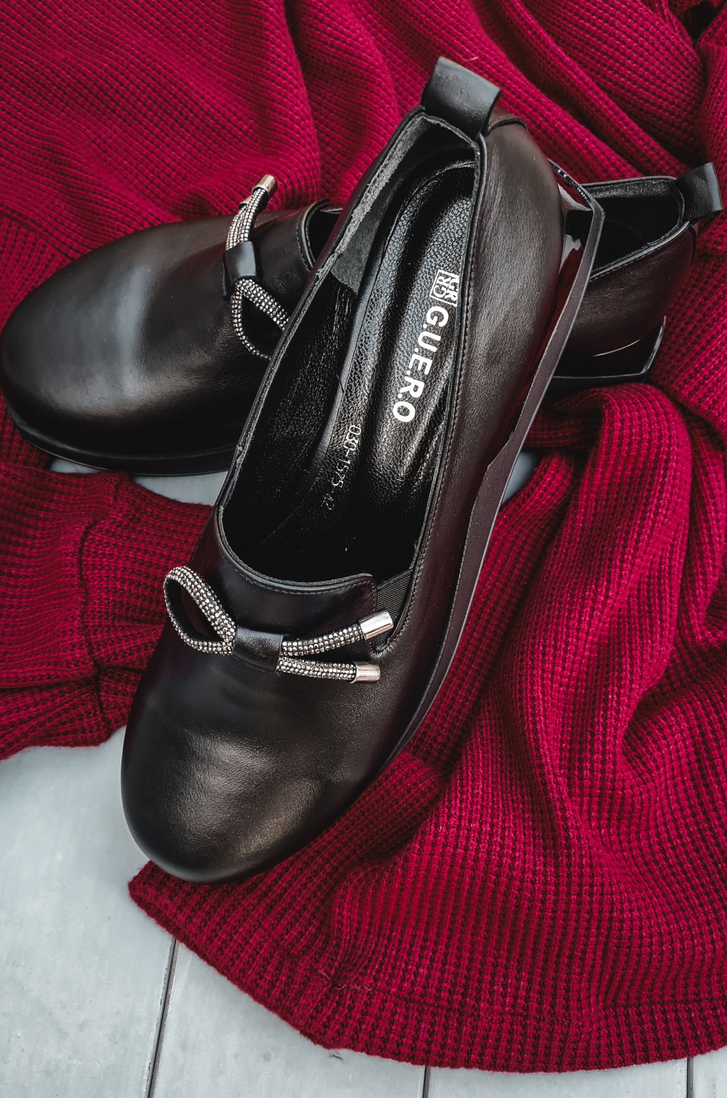 Туфлі шкіряні на платформі з прикрасою зі стразами великих розмірів