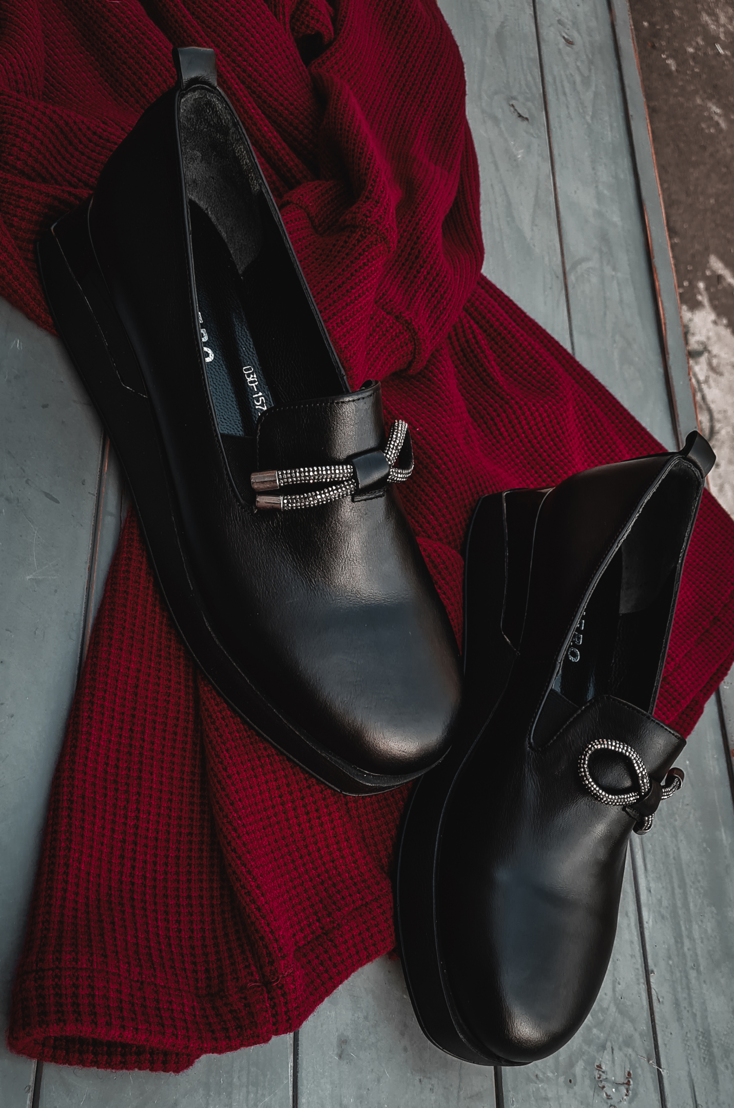 Туфлі шкіряні на платформі з прикрасою зі стразами великих розмірів