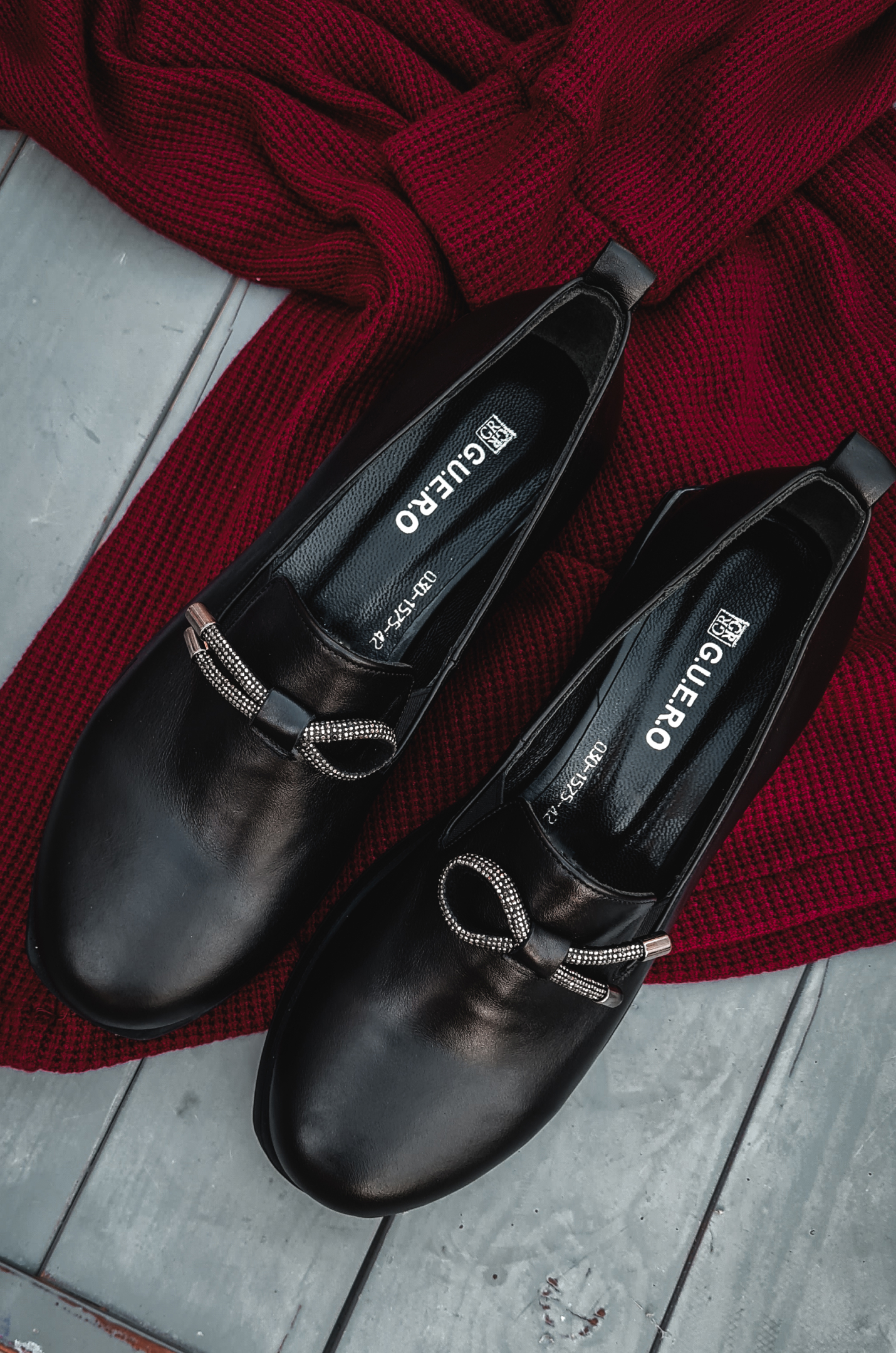 Туфлі шкіряні на платформі з прикрасою зі стразами великих розмірів