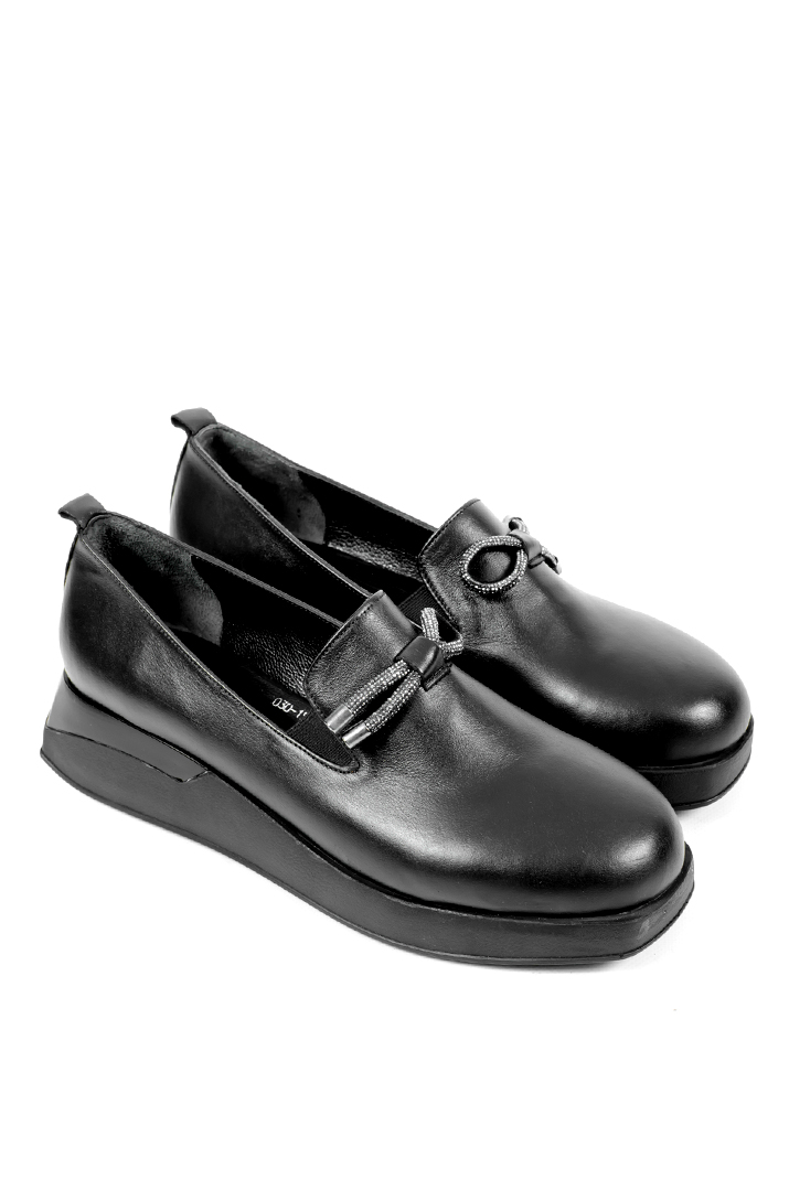 Туфлі шкіряні на платформі з прикрасою зі стразами великих розмірів