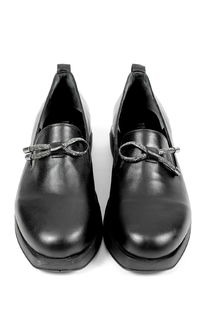 Туфлі шкіряні на платформі з прикрасою зі стразами великих розмірів