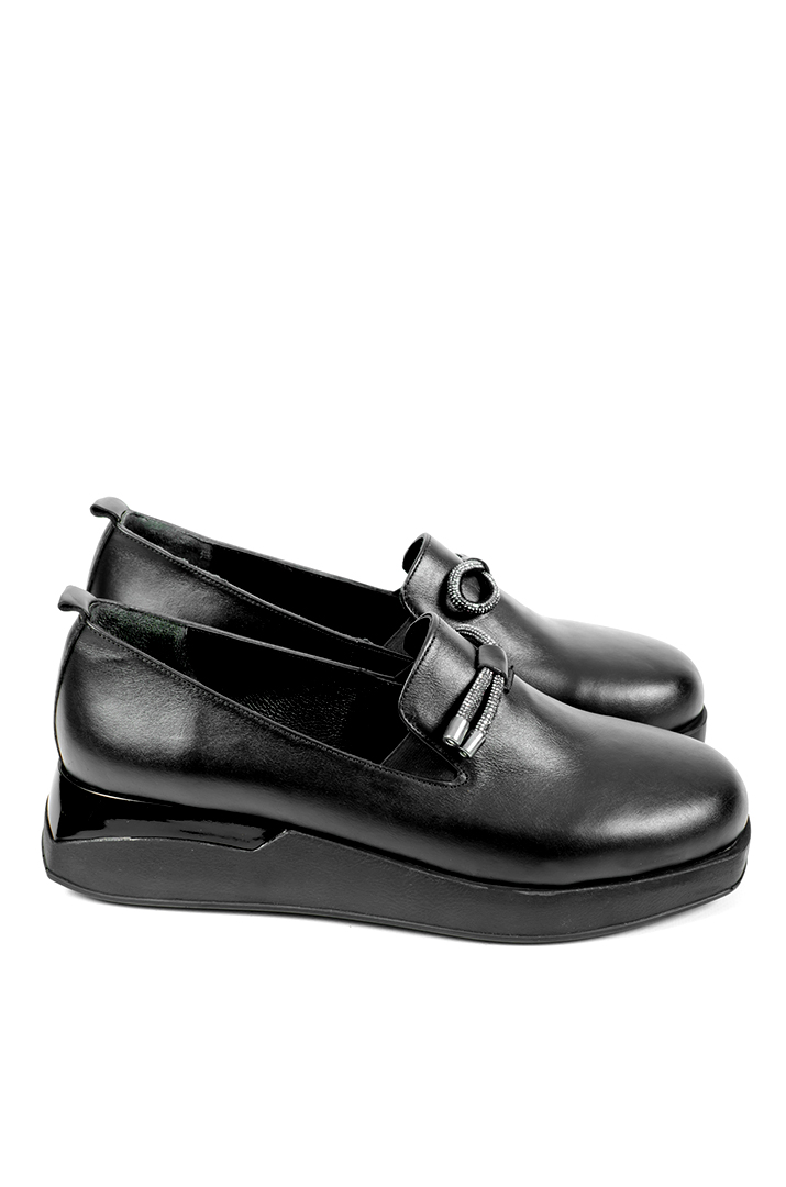 Туфлі шкіряні на платформі з прикрасою зі стразами великих розмірів