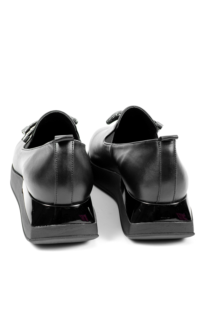 Туфлі шкіряні на платформі з прикрасою зі стразами великих розмірів