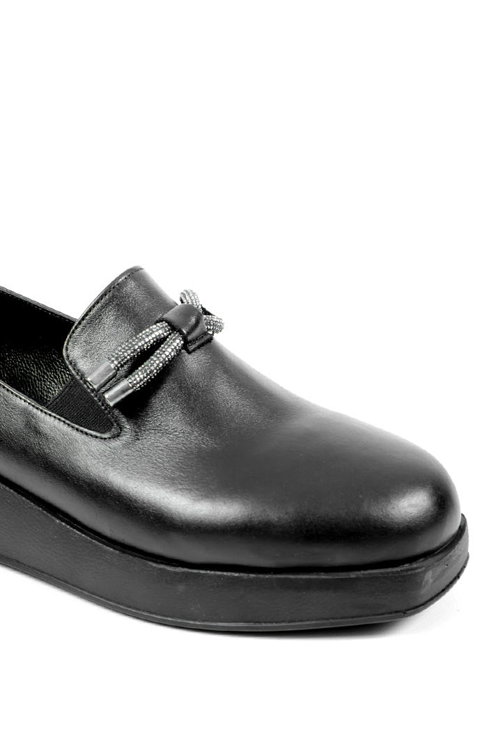 Туфлі шкіряні на платформі з прикрасою зі стразами великих розмірів