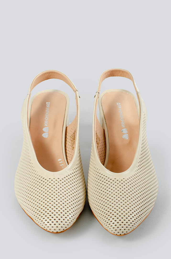 Слінгбеки бежеві з перфорацією великих розмірів