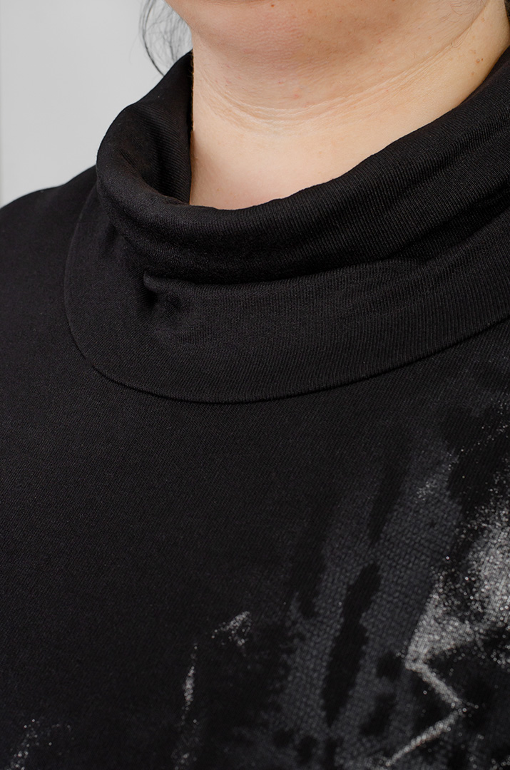 Туніка чорна зі сріблястим принтом великих розмірів