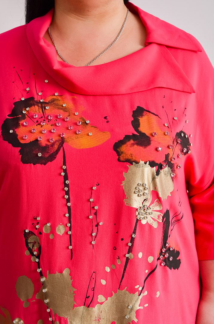 Туніка з золотавим принтом і декоративним коміром великих розмірів