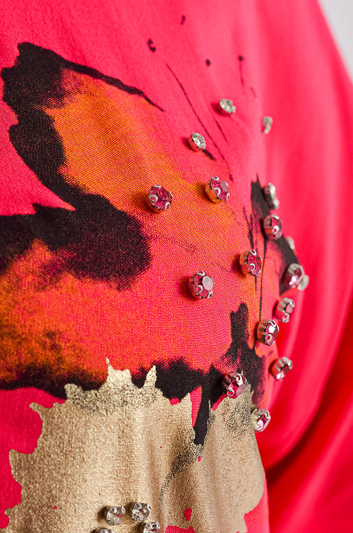 Туніка з золотавим принтом і декоративним коміром великих розмірів