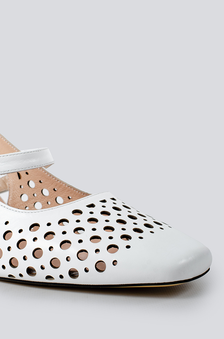 Туфлі білі з перфорацією на підборах великих розмірів