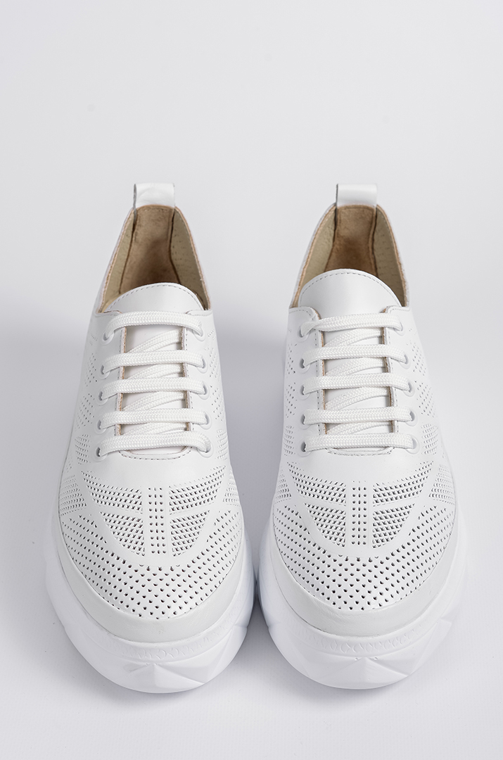 Білі туфлі із перфорованої шкіри великих розмірів