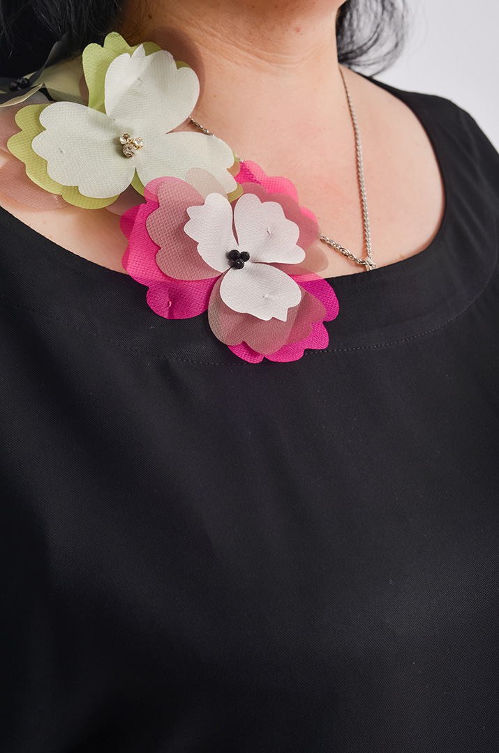 Туніка чорна з декором - квіти великих розмірів