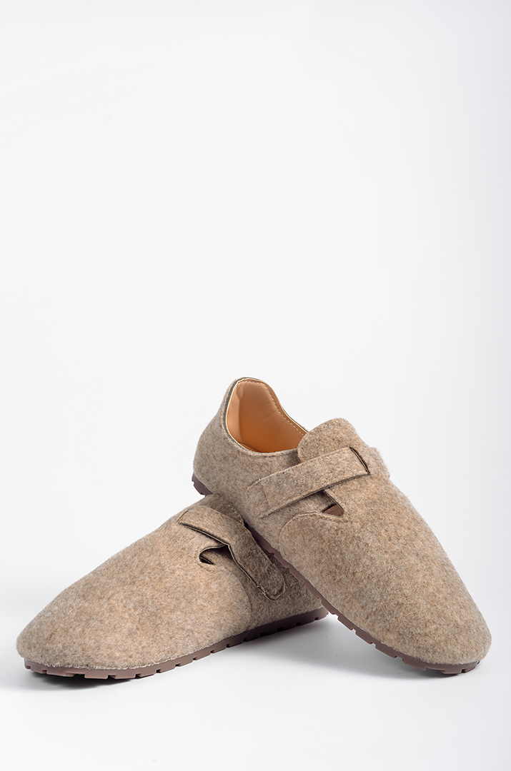 Туфли на низкой танкетке с широким ремешком больших размеров