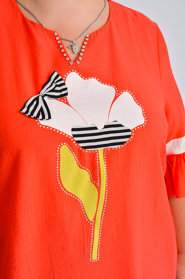 Туніка з декоративною квіткою і контрастними вставками великих розмірів