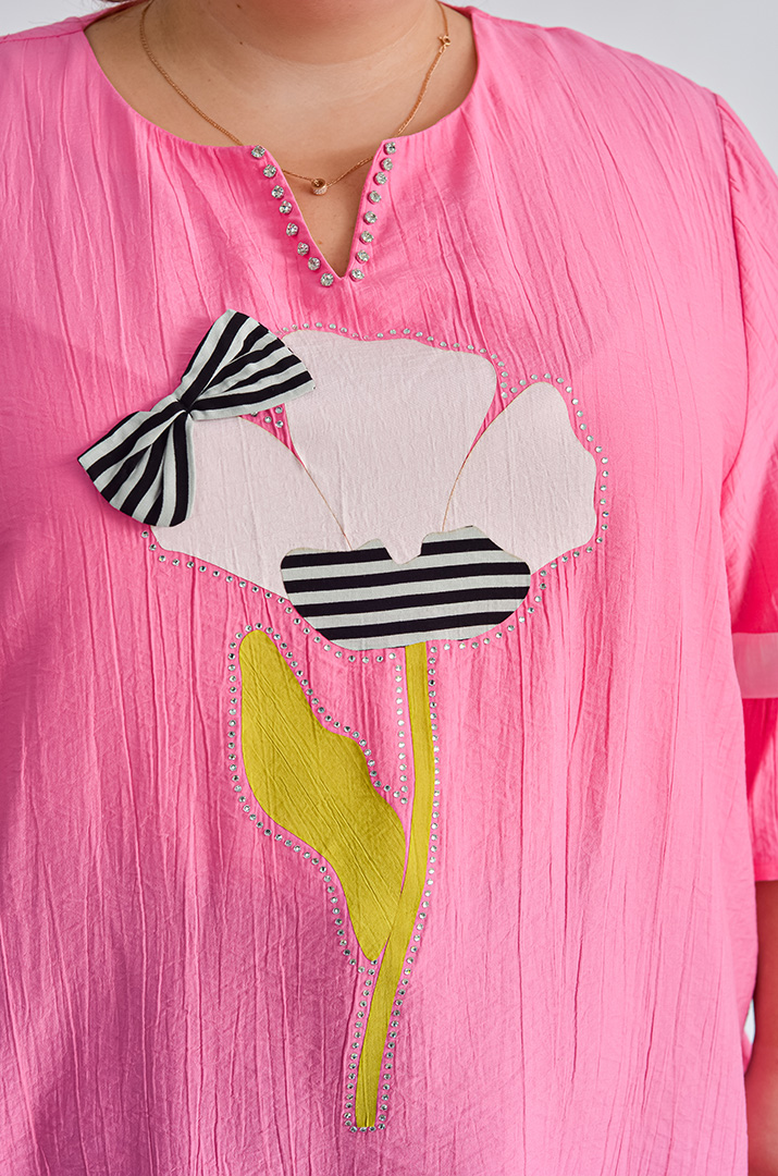 Туніка з декоративною квіткою і контрастними вставками великих розмірів