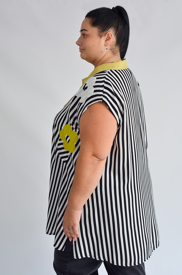 Туніка-сорочка з смугастим принтом та квітковим декором великих розмірів