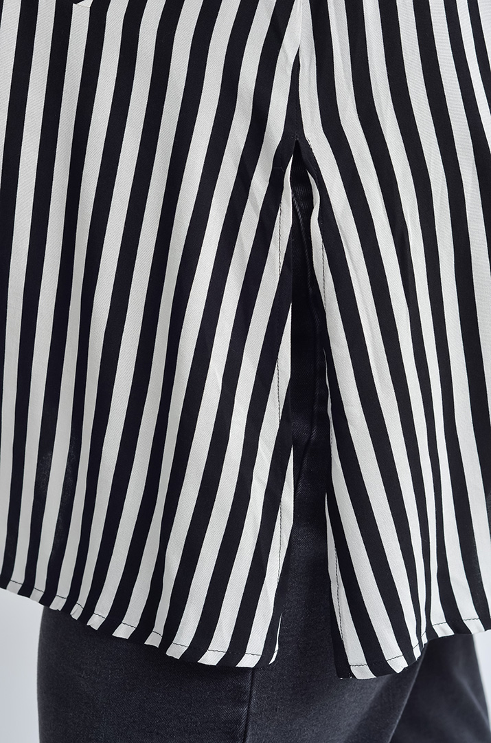 Туніка-сорочка з смугастим принтом та квітковим декором великих розмірів