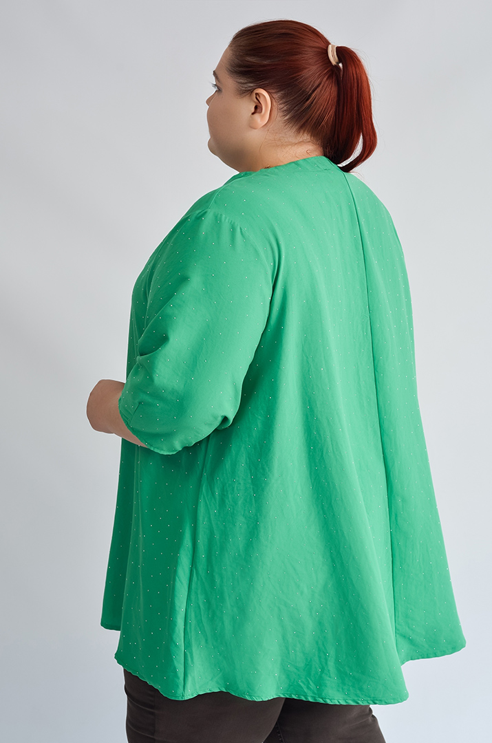 Туника зеленого цвета с декоративными стразами больших размеров