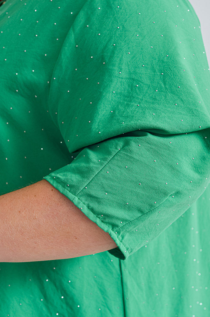Туника зеленого цвета с декоративными стразами больших размеров