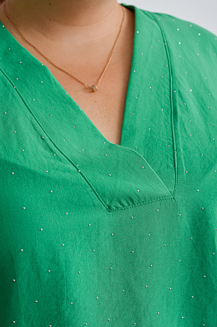 Туника зеленого цвета с декоративными стразами больших размеров