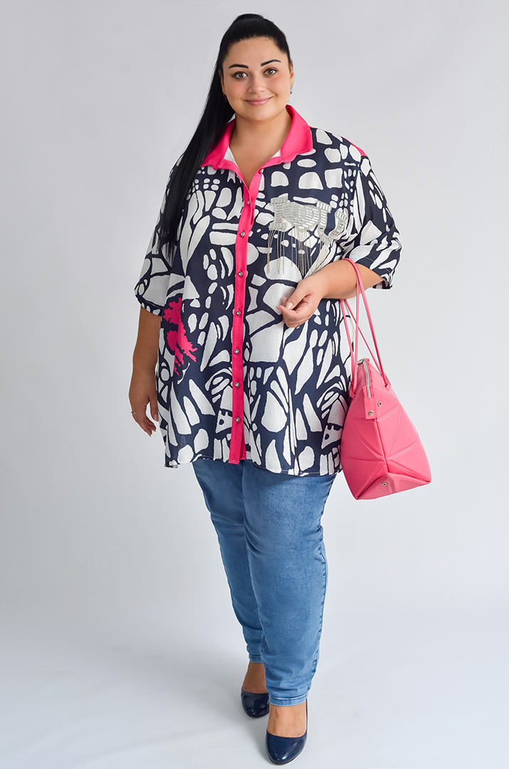 Туніка з абстрактним принтом та рожевими акцентами великих розмірів