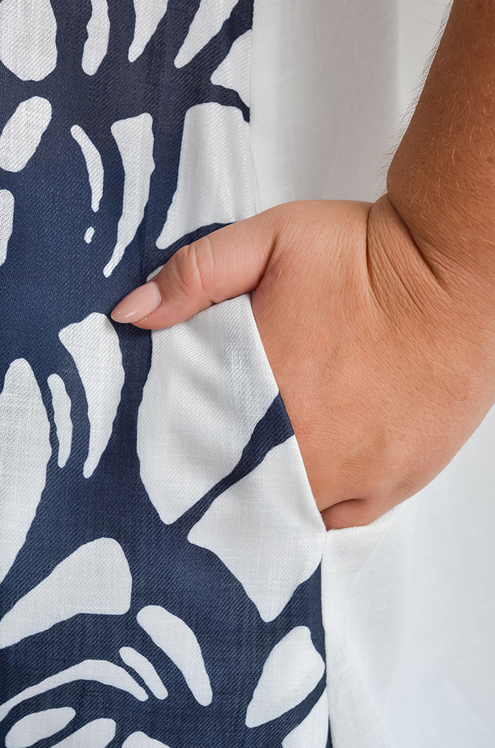 Туніка з абстрактним принтом та рожевими акцентами великих розмірів