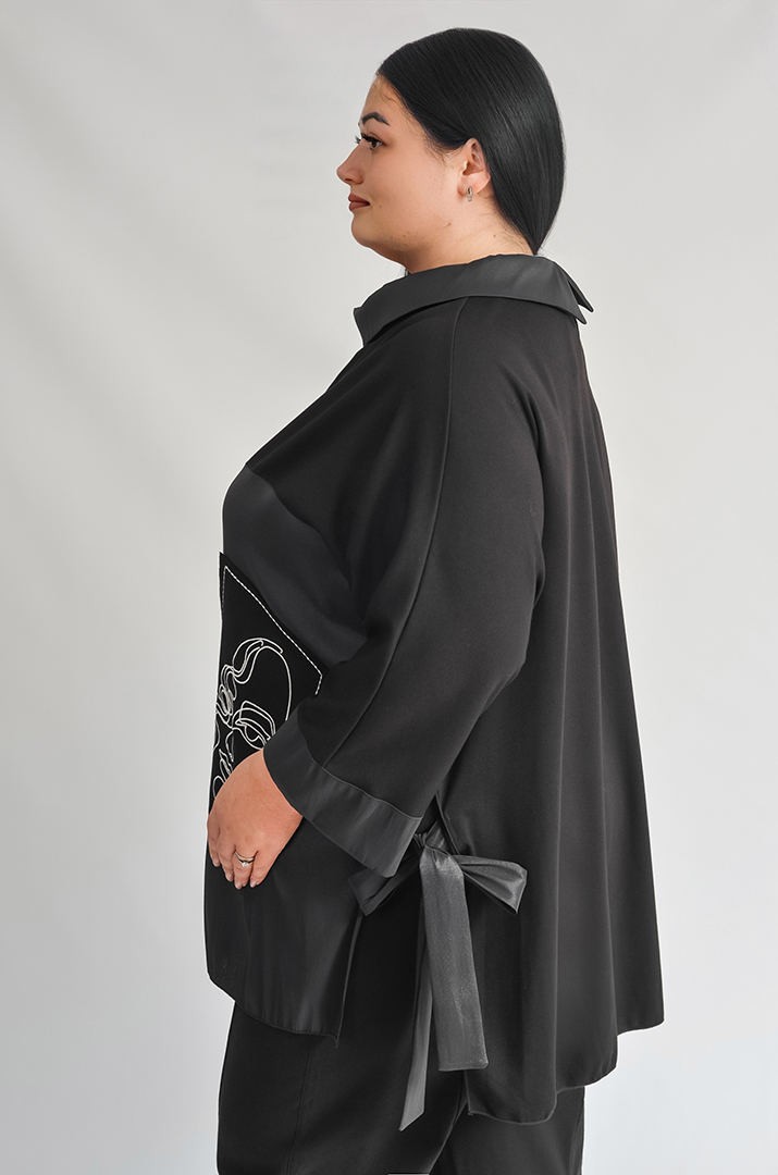 Туніка коротка з контрастним контурним малюнком великих розмірів