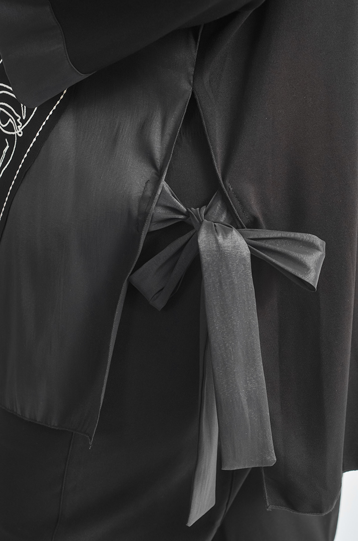 Туніка коротка з контрастним контурним малюнком великих розмірів