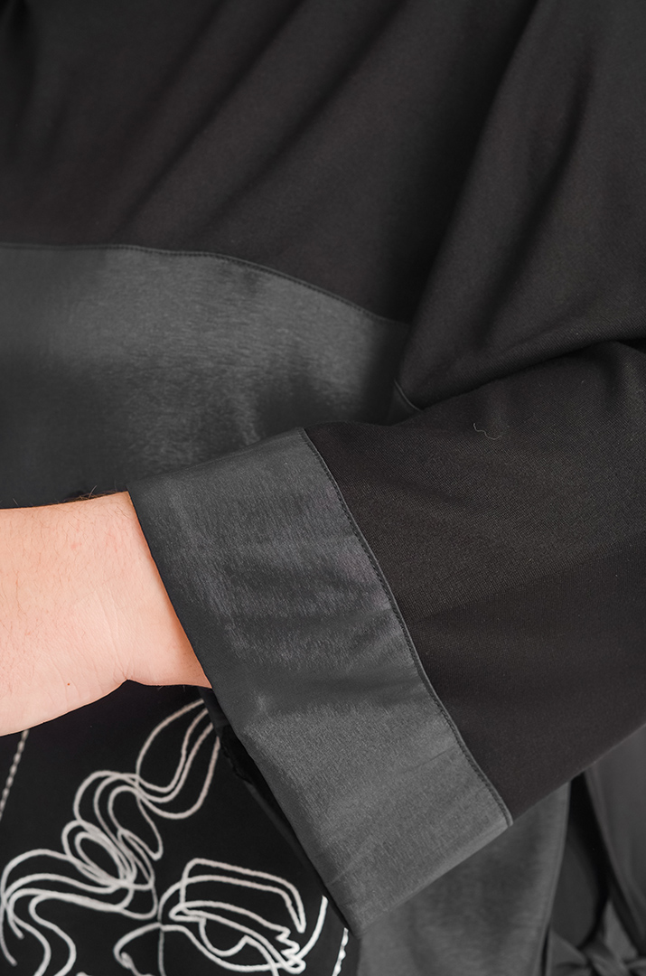 Туніка коротка з контрастним контурним малюнком великих розмірів