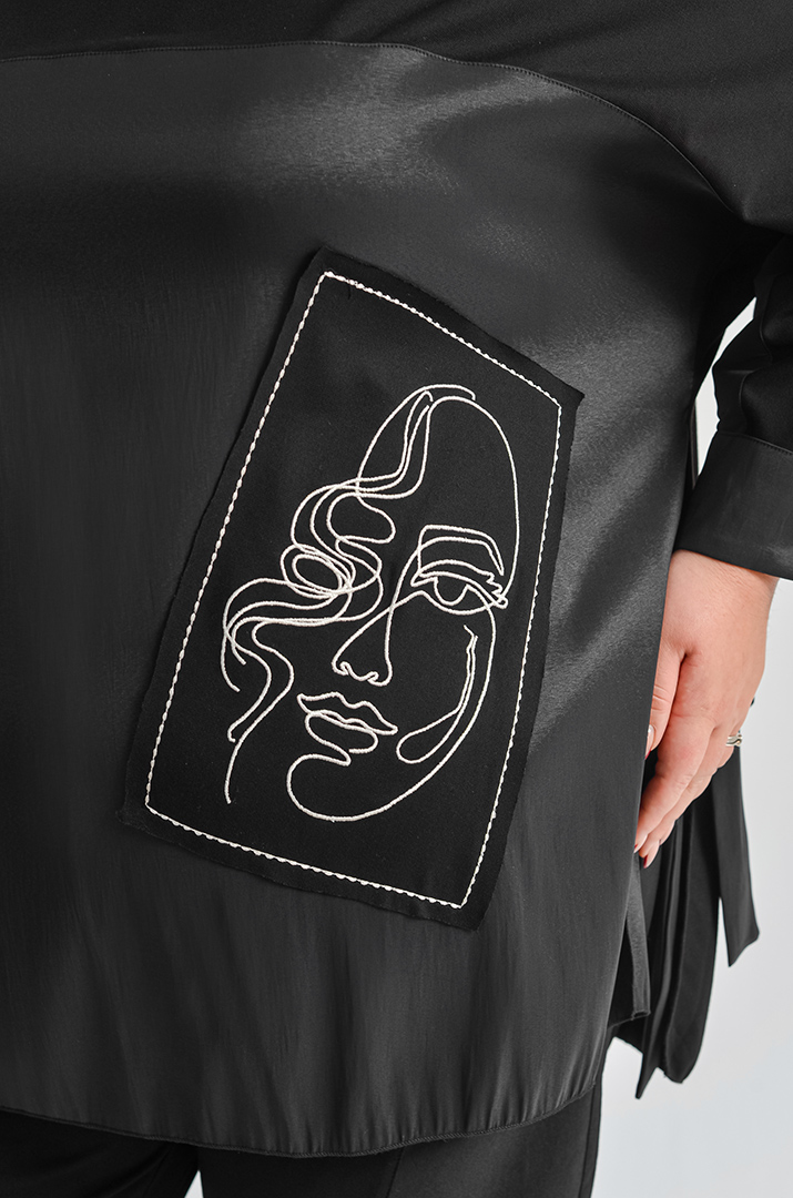 Туніка коротка з контрастним контурним малюнком великих розмірів