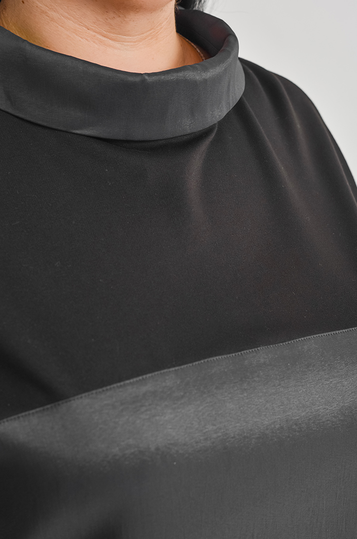 Туніка коротка з контрастним контурним малюнком великих розмірів