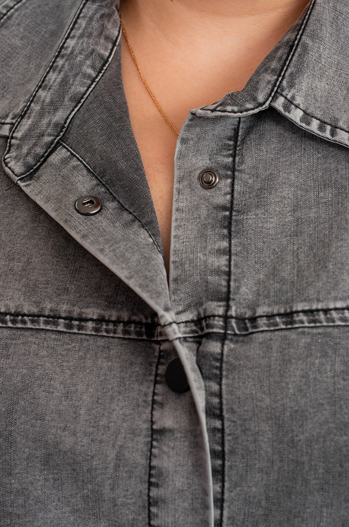 Сіра коротка туніка-сорочка з контрастними рукавами великих розмірів