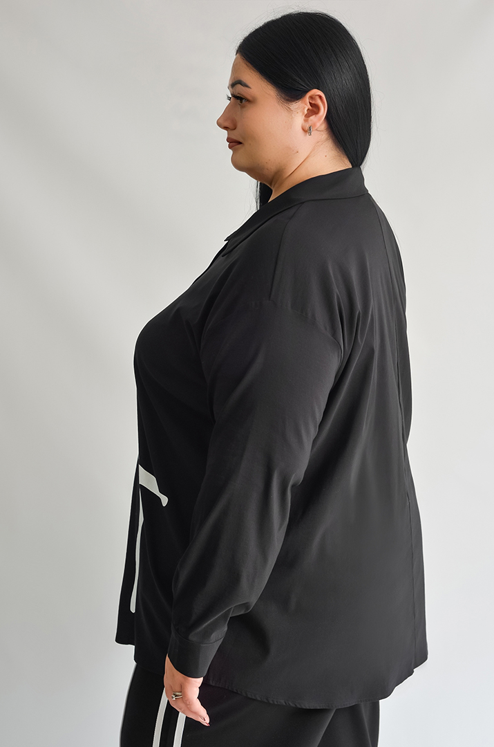 Туніка-сорочка з контрастним написом та ґудзиками великих розмірів