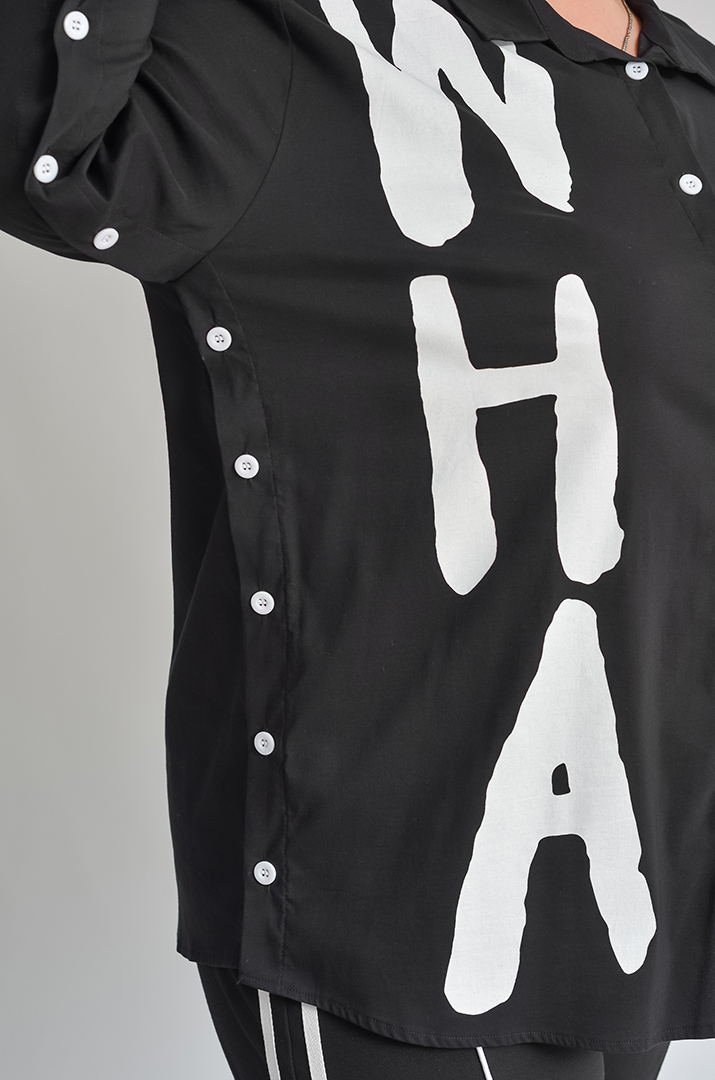 Туніка-сорочка з контрастним написом та ґудзиками великих розмірів