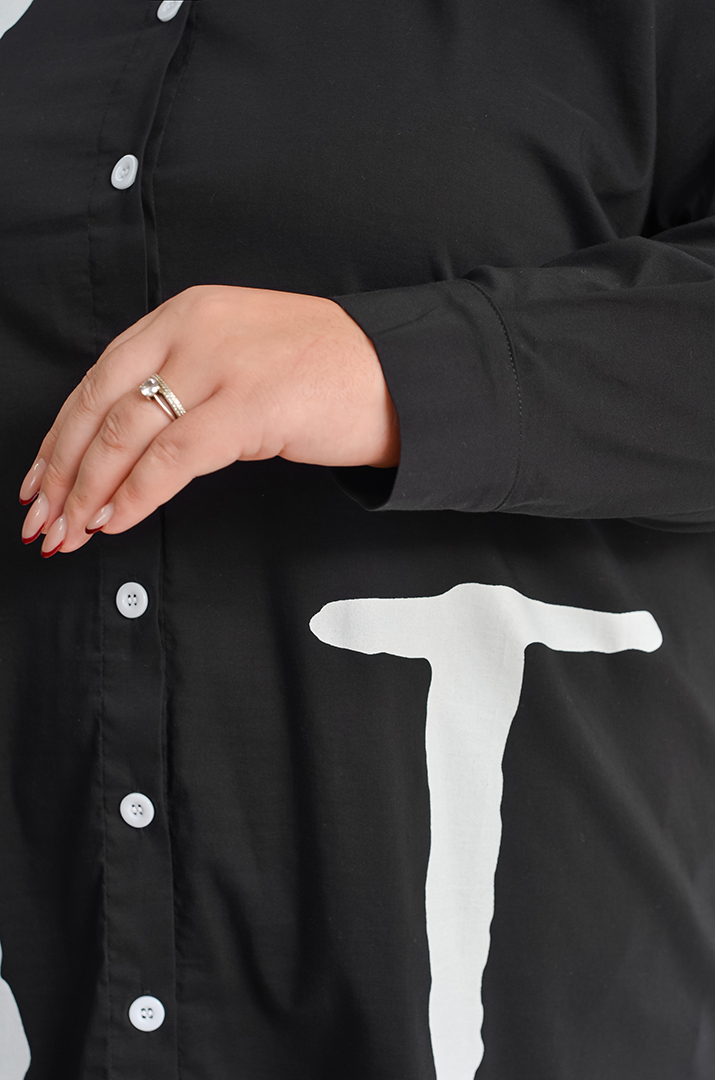 Туніка-сорочка з контрастним написом та ґудзиками великих розмірів