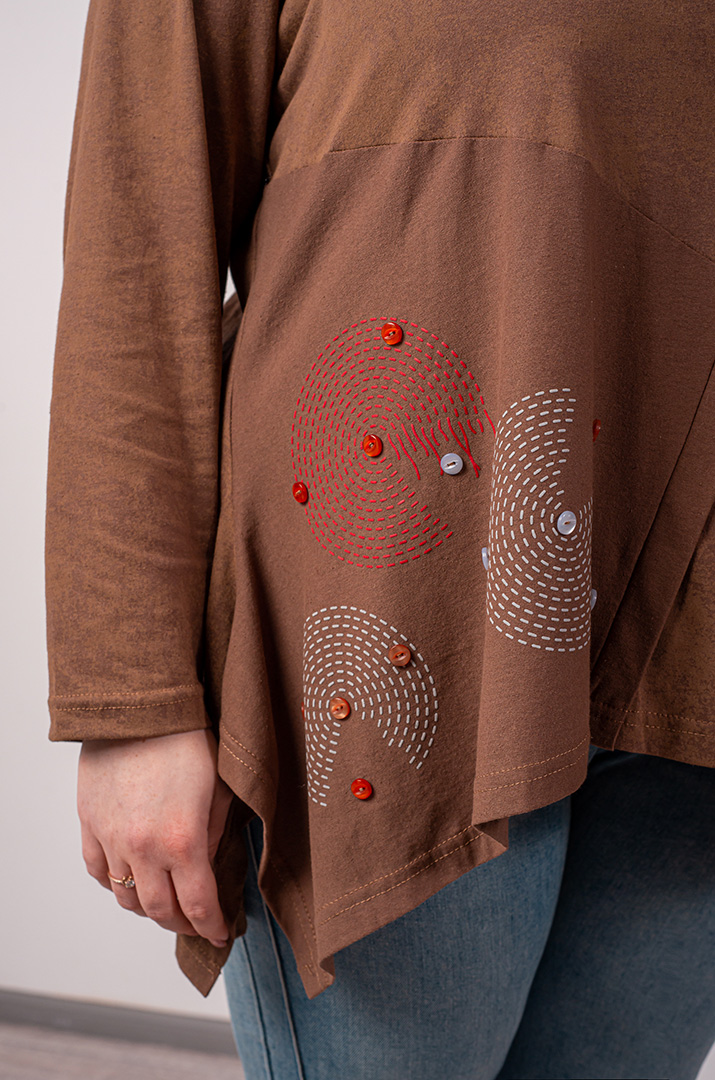 Туніка коротка в коричневому відтінку з геометричним принтом великих розмірів