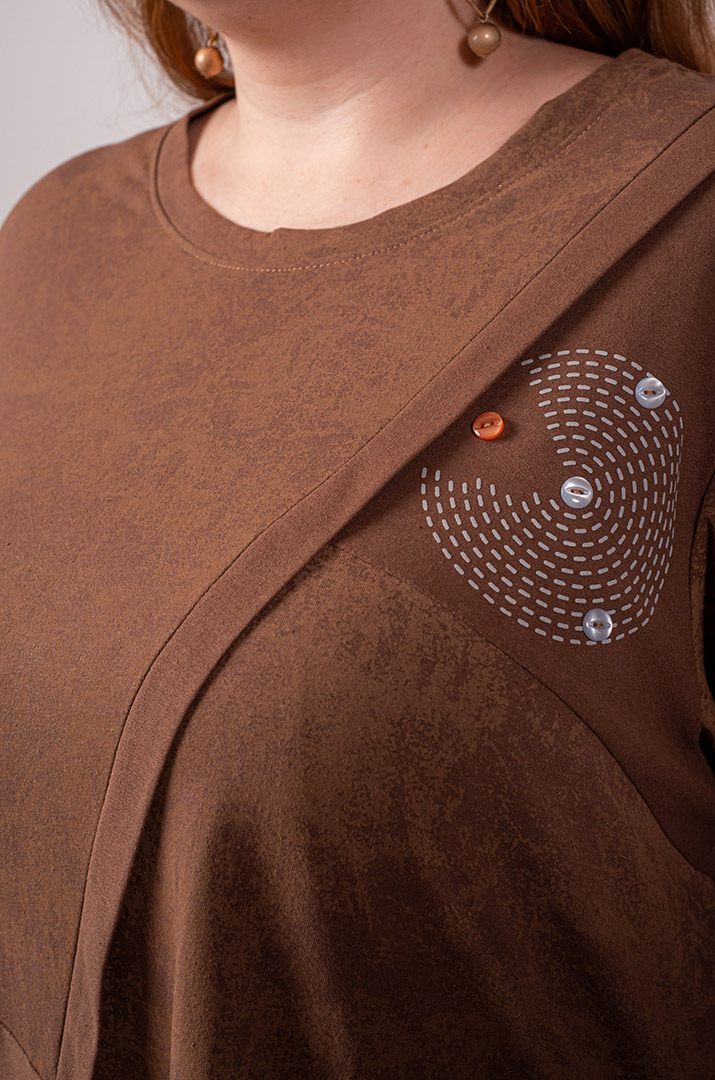 Туніка коротка в коричневому відтінку з геометричним принтом великих розмірів