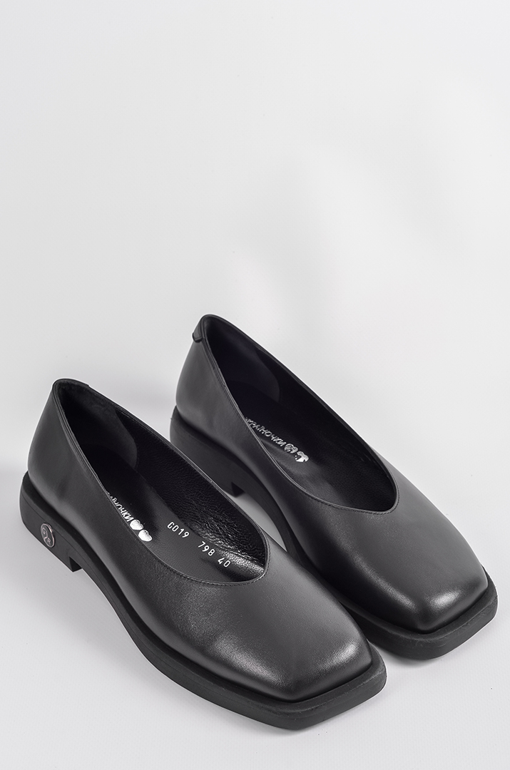 Класичні чорні шкіряні туфлі на підборах великих розмірів