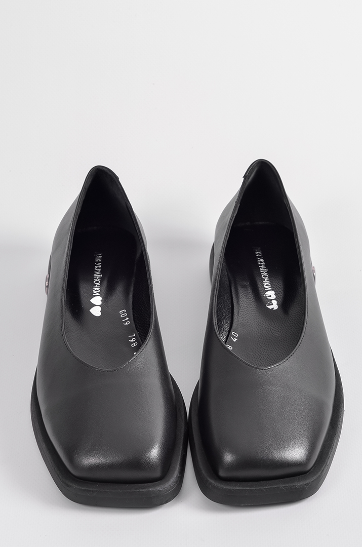 Класичні чорні шкіряні туфлі на підборах великих розмірів