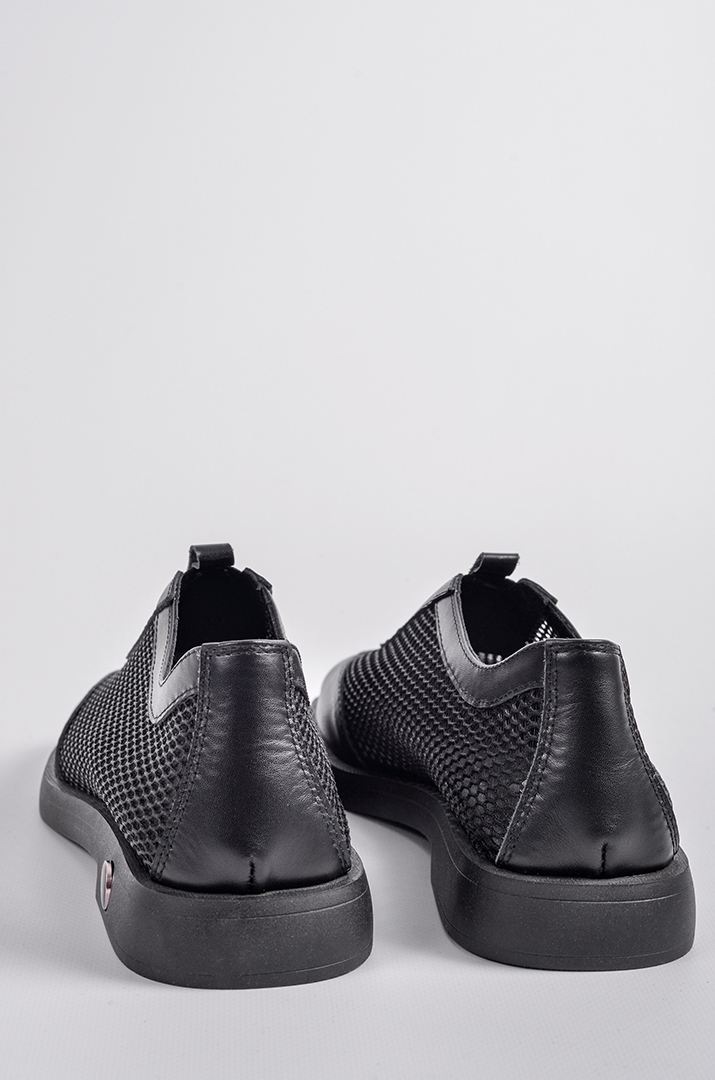 Чорні шкіряні туфлі з сітчастими вставками великих розмірів